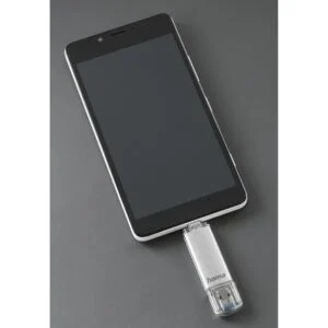 USB памет HAMA Laeta 16GB показваща детайли на корпуса и конекторите