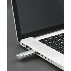 USB памет HAMA Laeta 16GB поставена върху бял фон с акцент върху размера