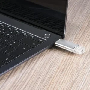 USB памет HAMA Laeta 16GB в ръка показваща компактния размер на продукта