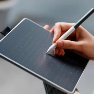 Графичен дисплей таблет Wacom One Pen tablet Medium с включена писалка