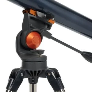 Телескоп Celestron AstroMaster 70AZ Рефрактор детайл на окуляра и фокусиращия механизъм
