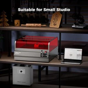 Creality Falcon2 Pro 22W в работен режим с показан лазерен лъч върху материал