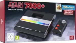 Ретро конзола ATARI 7800+ снимка на черна гейминг конзола с класически дизайн