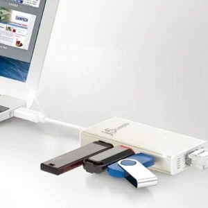 Хъб J5create JCH471 свързан към лаптоп с USB-C кабел