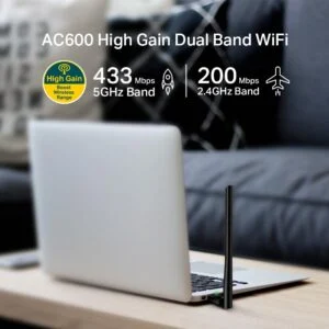 Детайлна снимка на външната антена 5 dBi на безжичния адаптер TP-LINK