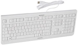 Жична клавиатура CHERRY KC 1000 с USB кабел и плосък дизайн в близък план
