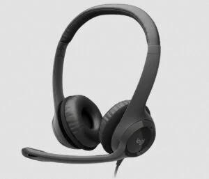 Слушалки с микрофон Logitech H390 на бял фон продуктова снимка