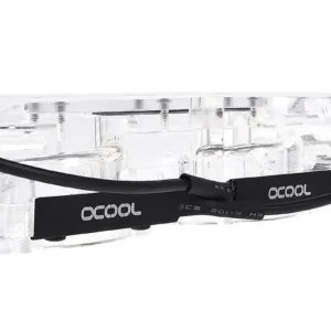 Адаптер приставка Alphacool Eisdecke D5 Dual в близък план показващ акрилния материал