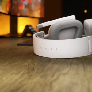 Снимка на Corsair HS80 MAX White слушалки с акцент върху дизайна