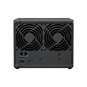 Synology NAS DS925+ в работна среда с включени кабели и устройства