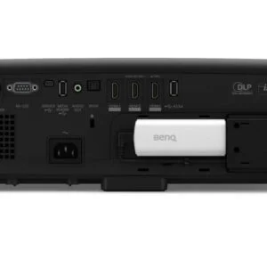 Проектор BenQ W4100i с включен интерфейс и бутони за управление