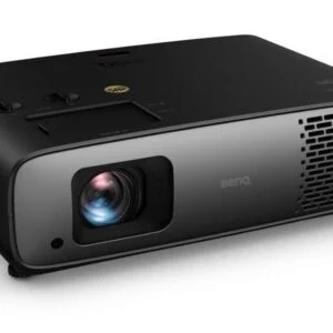 Проектор BenQ W4100i в домашна кино среда с прожектирано изображение